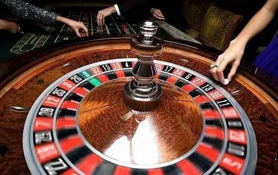 Filipino mobile user browsing jl89 sports and casino platform on smartphone